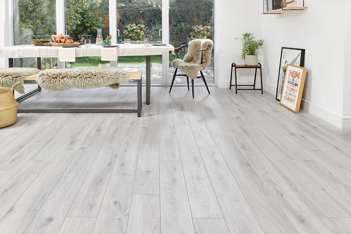 Timeless White Oak 10mm Laminate